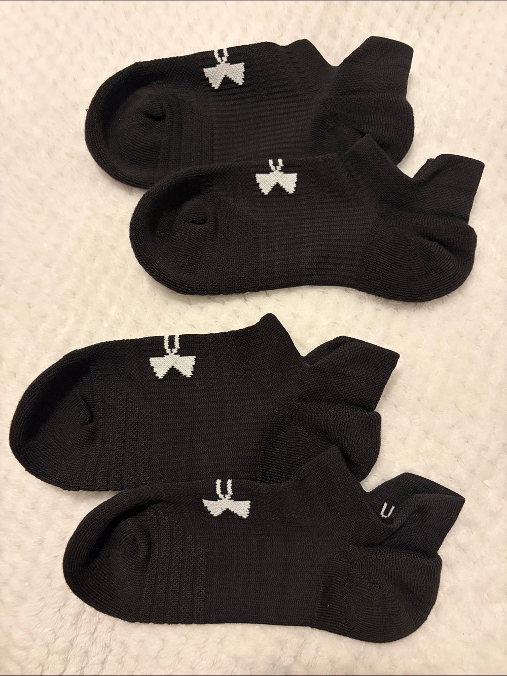 Under Armour Black Low-Cut Athletic No-Show Socks With Heel Tab 4 Pairs, Small